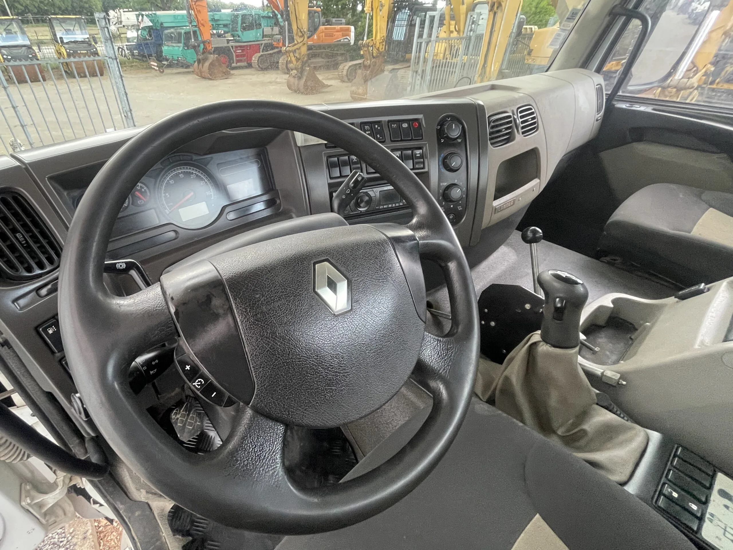 رينو   رينو بريميوم لاندر  410 DXI - الصورة 17
