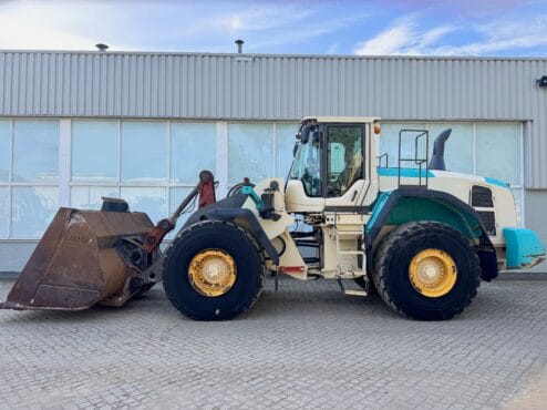Alternative view of volvo L180G